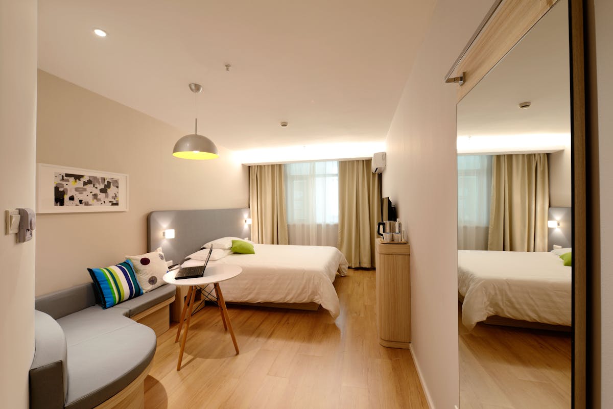 Wohnzimmer mit ruhigem Einrichtungskonzept
