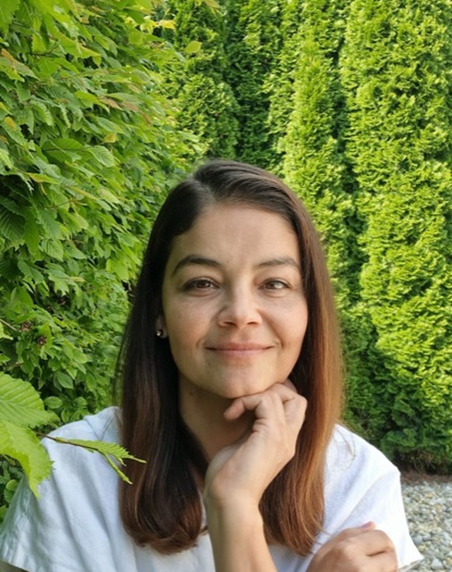 Viviane Ordnungscoach in einer ruhigen Gartenszene